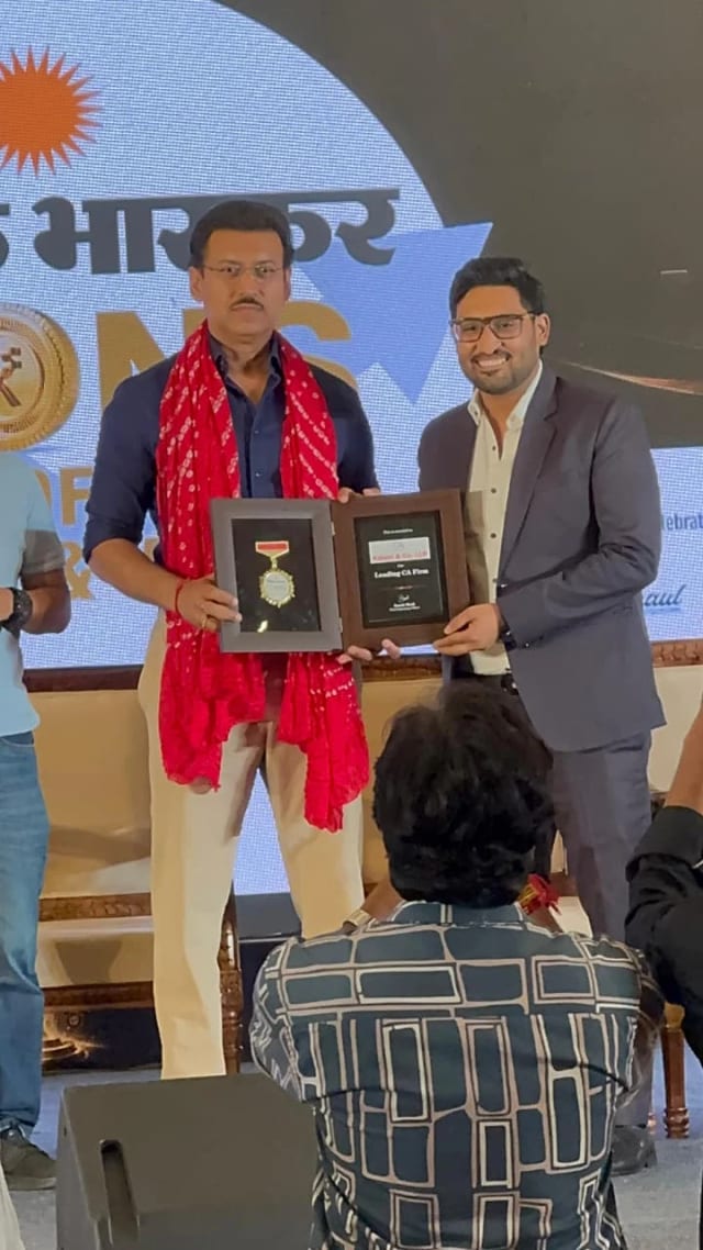 An award being presented on stage at Dainik Bhaskar Icons of Finance & Wealth